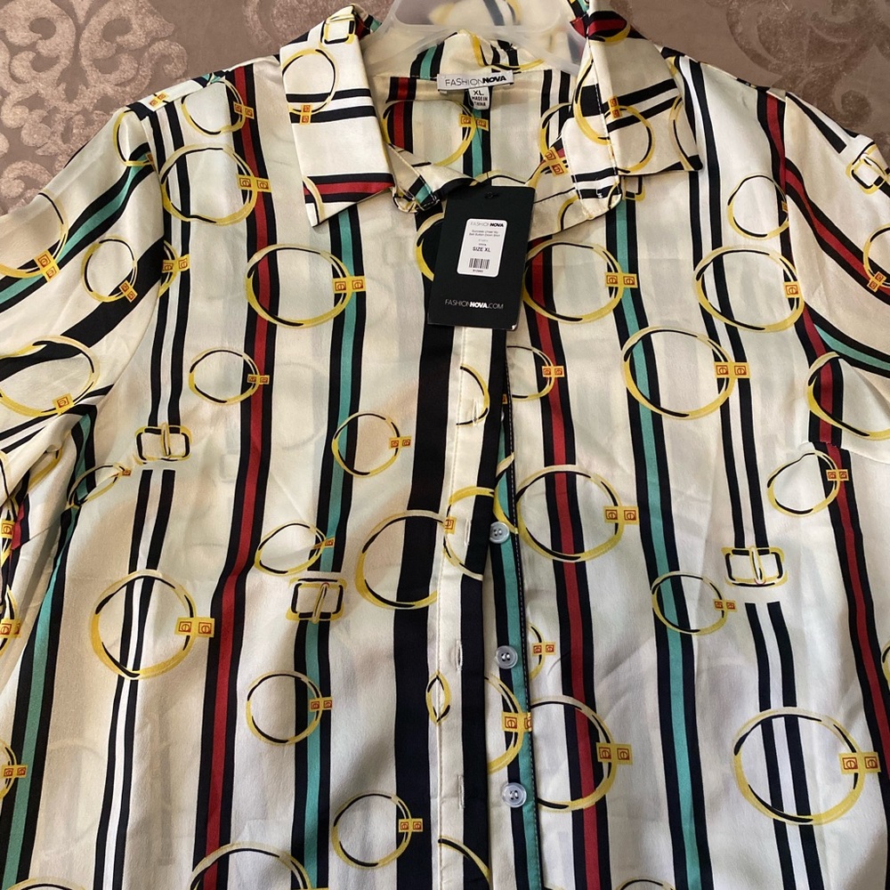 Size xl blouse from fashion nova , very stylish . Brand new